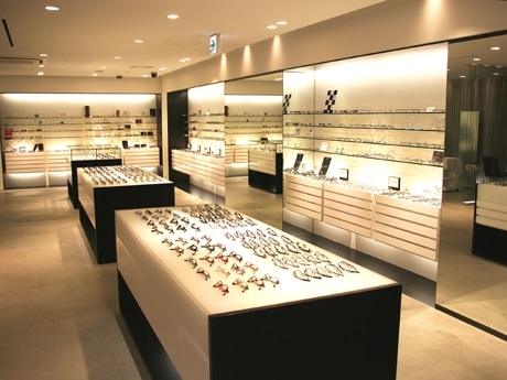 白を基調にした店内では、福井県・鯖江市の眼鏡フレーム約1,500点を扱う