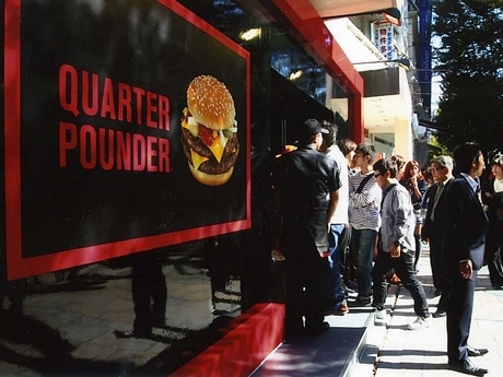 「QUARTER POUNDER SHOP表参道店」オープン時（写真）にはテレビ番組での事前告知効果などもあり行列ができた