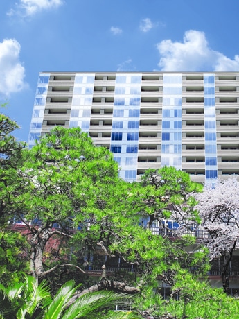 マンションは遊歩道の整備などで緑地を多用（写真イメージ）。プロジェクト敷地内には商業施設や図書館も