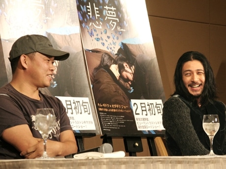 会見に登場したキム・ギドク監督（左）とオダギリジョーさん（右）。「親友のよう」（オダギリさん）と息の合ったトークを披露した