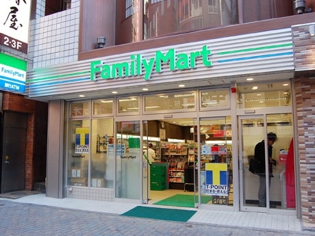 渋谷センター街にオープンした「ファミリーマート」新店。都会型デザインの看板を採用