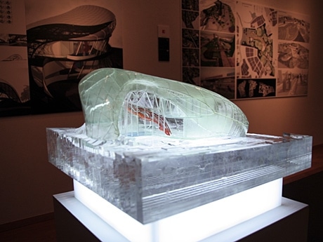 内部を照らし出したスケルトンの模型（写真）は、台湾の建築家、リュウ・イ・トンさんの作品「水墨狂草」
