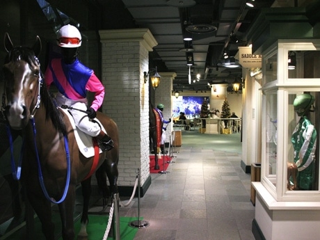 営業終了する「プラザエクウス渋谷」内の様子。競走馬などの原寸大模型などで競馬ファンらから親しまれた