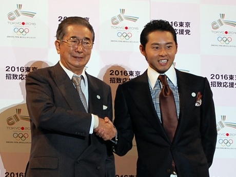 東京オリンピック招致「決起」イベントで石原都知事と握手を交わす北島選手。「応援党」党首に就任した