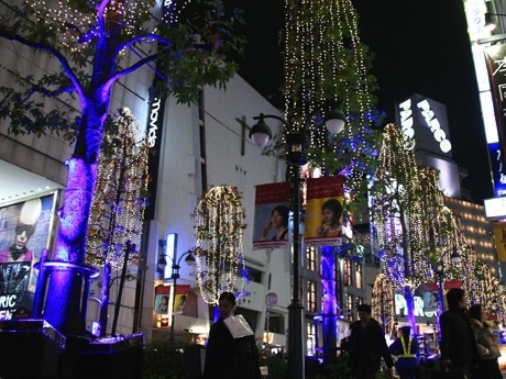 渋谷公園通り沿いの街路樹が「ブルー」にライトアップされた様子