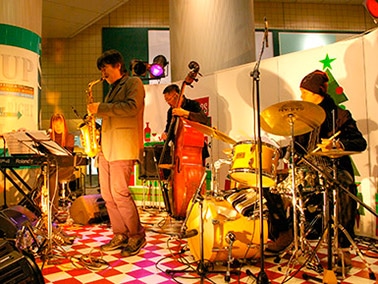昨年演奏風景。特設ステージにはさまざまな楽器が持ち込まれ、自由な雰囲気の中、ライブが披露された