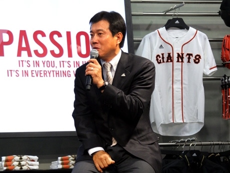 渋谷・文化村通りにオープンしたアディダス複合店の内覧会であいさつする巨人の原監督