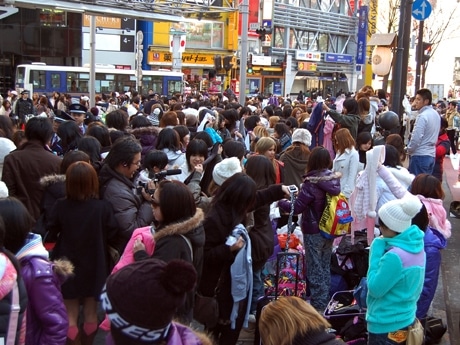 渋谷「109」初売りに若者が集結。エントランス付近では福袋の中身を開けて恒例の「福袋交換会」も