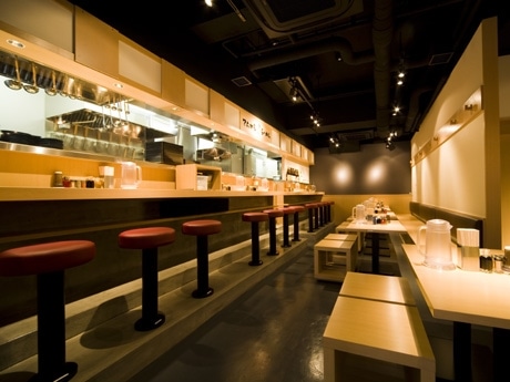 明治通りにオープンした「てんがらラーメン渋谷店」の店内ではクラシック音楽を流し、落ち着いた雰囲気を演出する