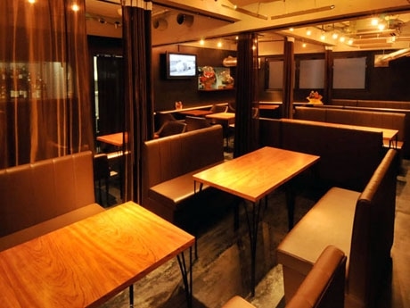 カーテンで仕切る半個室も設ける店内の様子。「デートにも使える」（常岡さん）落ち着いた雰囲気