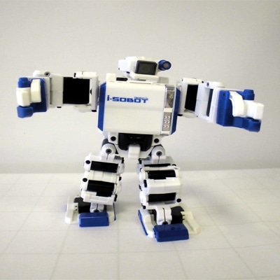 旧正月向けイベントで原宿・キデイランドに登場する人型ロボット「Omnibot17μ i-SOBOT」 &copy;2009 TOMY