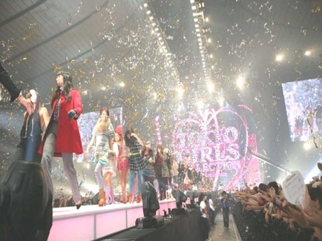 今回は2日間に規模を拡大（写真＝「東京ガールズコレクション」2008年A／Wコレクションより）