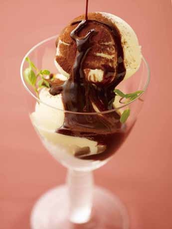 ホットチョコレートをアイスにかけて食べるベルギースタイルの「ダム ブランシュ」（550円）