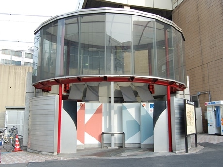 恵比寿駅前にある公衆トイレ（写真）でも命名権を導入予定。スポンサーは施設内で広告を掲出できる特典も