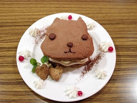 期間限定で提供するオリジナルメニュー「カピバラさんの のすのすココアケーキ」（公式ブログより）&copy;TRYWORKS