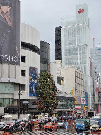 「H&M」（写真＝右奥）などの海外チェーンがひしめく原宿に1号店を出店する
