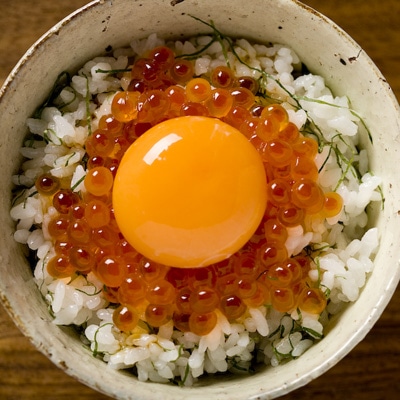 渋谷「ぷん楽」で提供中の「いくらと青しぞのたまごまんま」（480円）。レシピは料理本でも紹介