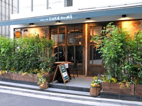 外苑前近くにオープンした「ホエー豚亭 東京 青山」（外観）。夜はしゃぶしゃぶ1コースのみで豚の魅力をアピール