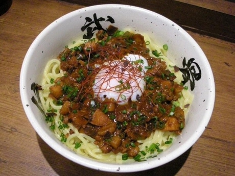 渋谷「麺屋武蔵 武骨外伝」に期間限定で登場した「チョコ和えそば」（1日20食限定）