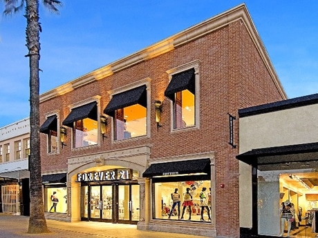 LA発・人気衣料チェーン「フォーエバー21」が日本進出（写真＝カリフォルニア州パサディナ店外観）