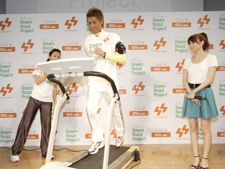 原宿「KDDIデザイニングスタジオ」で引退後初の1キロ走行を披露した新庄剛志さん（写真中央、左＝有森さん、右＝蛯原さん）