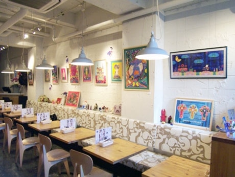 「サンシャイン・スタジオ」店内。若手作家の作品なども積極的に紹介している（写真＝過去の展示風景）