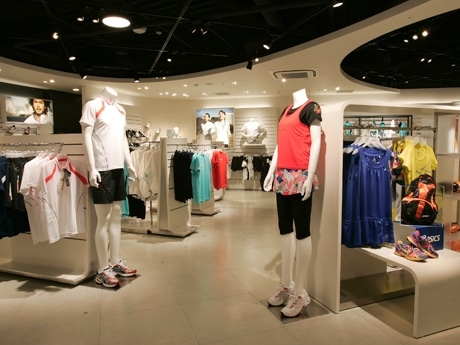 「アシックスストア原宿」店内の様子。ファッション性の高い女性向けライン「Active Beauty」ラインも展開