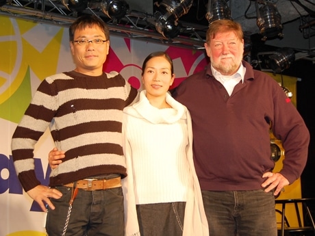 会見に登場したいとうせいこうさん（写真左）、Yaeさん（中央）、C.W.ニコルさん（右）。この日会場で使用した電力もグリーン電力でまかなった