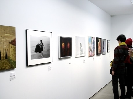 「ワンダーシード」昨年の展示風景。気軽に購入できる10号以下の小作品107点を展示する
