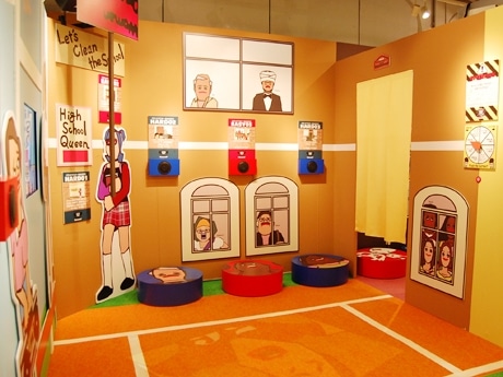 ゲーム形式で回る会場内の様子。脱力系キャラが2択クイズで出迎える&copy;PLUS heads inc. All Rights Reserved.