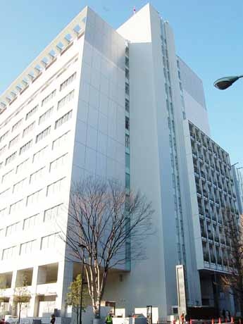 明治通り沿い、原宿署新庁舎外観。署内には都内最大規模の留置場や射撃場を整備（写真提供＝原宿新聞）
