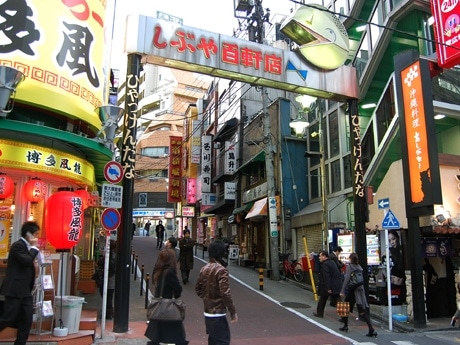 渋谷・道玄坂裏手に広がる渋谷・百軒店で複合イベント（写真＝道玄坂沿い、百軒店入り口の様子）
