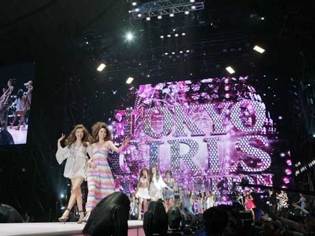 ステージには山田優さんら人気モデルが登場&copy; TOKYO GIRLS COLLECTION by girlswalker.com 2009 SPRING/SUMMER