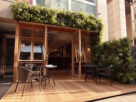 宇田川町で営業を再開した「hiki cafe」（外観）。旧店舗で人気だったテラス席も「復活」した