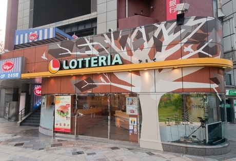 リニューアルした「ロッテリア原宿表参道店」。ケヤキ並木をモチーフに外観、内装も一新