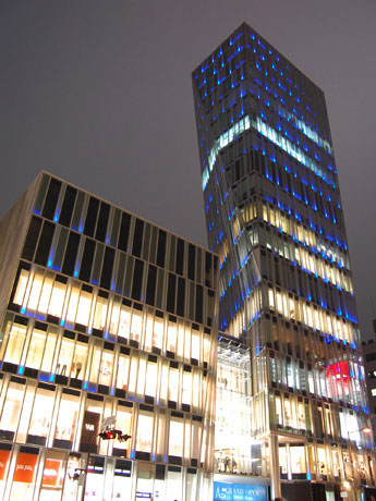 青山通りに開業した複合商業施設「Ao（アオ）」外観。施設は低層部（写真左）と高層タワー（右）から成る
