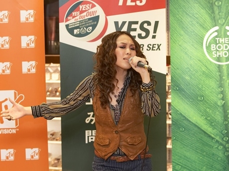 「命を大切に」と呼び掛けたメティスさん。ライブでは、新曲「ずっとそばに…」を披露した