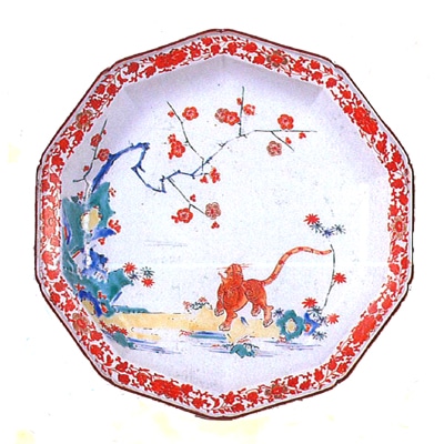 鮮やかな色調で竹虎と梅樹を描いた「色絵 竹虎梅樹文 輪花皿」（江戸時代＝17世紀後半）