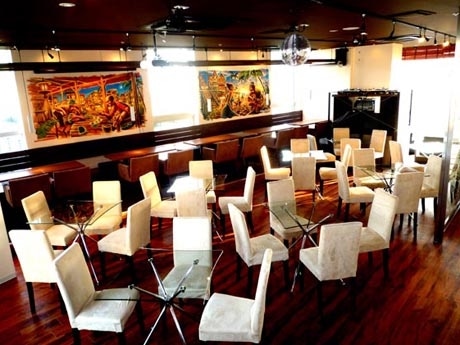 「HiKaRi cafe&dining」店内の様子。最上階（10階）の立地を生かし、渋谷の景色を望めるカップルシートも