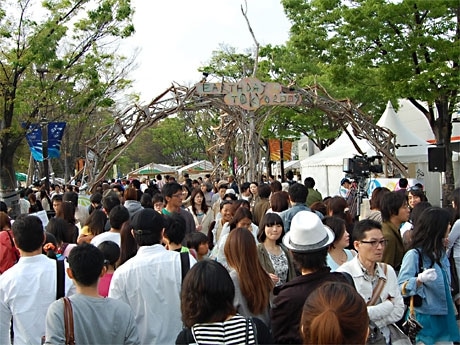 代々木公園一帯で18日に始まった環境イベント「アースデイ東京」（写真＝多くの人でにぎわう会場内の様子）