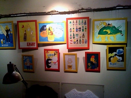 「ビール」をテーマに描いた新作が並ぶ店内の様子。同展のため約20点を描き下ろした