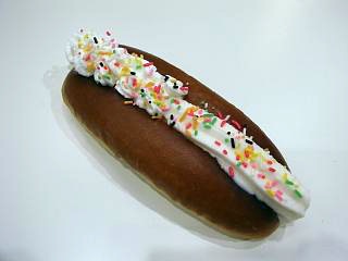 原宿店限定で提供する「原宿Pureドッグ」。見た目もかわいい「デコスイーツ」風