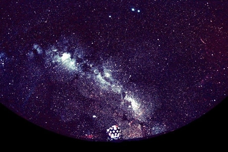 400万個の星が特設ドームに（写真=「メガスター1」での投影イメージ）&copy;大平技研