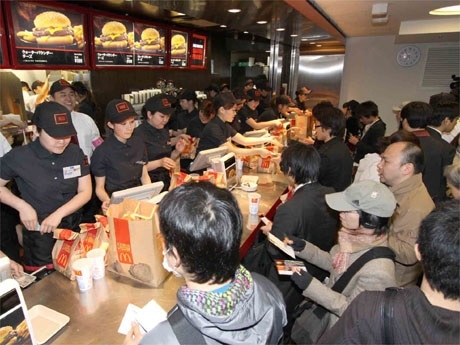クォーターパウンダーのみを販売する限定企画で混雑する店内の様子。1日で2万食以上を売り上げた
