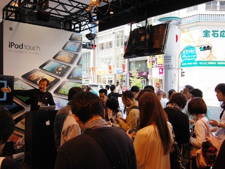 「iPod touch」体験デモの参加客でにぎわいを見せる店内。参加者全員に1曲無料のiTunesカードを進呈