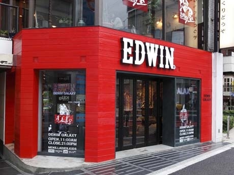 新旗艦店は真っ赤なファサードが特徴。店舗ではスタッズなどのオリジナル加工も受け付ける