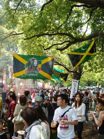 多くの客でにぎわう昨年の様子。ステージでは各地から集まったファンがボブ・マーリーの曲を熱唱