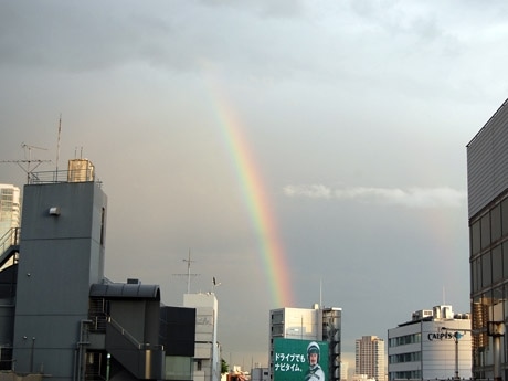 恵比寿上空に向かってのびる虹の様子。その後再び雲に覆われ、わずかな時間での貴重な出現となった
