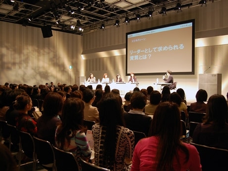会場には女性社長300人が集結。竹中元大臣らの討論に熱心に聞き入った