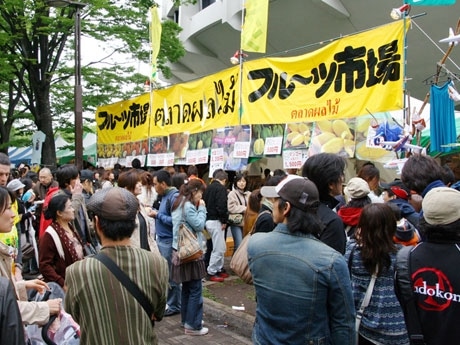 各種タイフードを求める人でにぎわう代々木公園のケヤキ並木（写真＝昨年の様子）